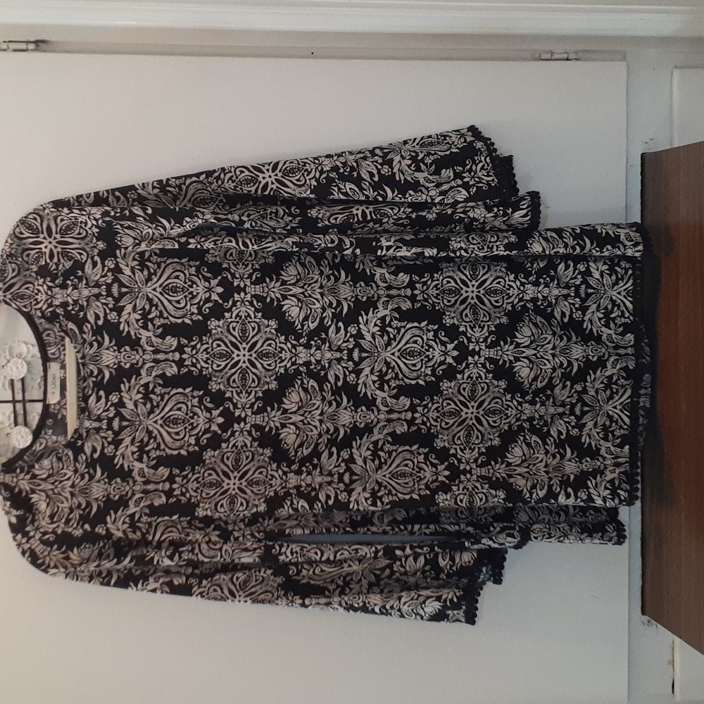 i JOAH blouse. Small 100%‎ polyester. With Bell sleeves. - #705